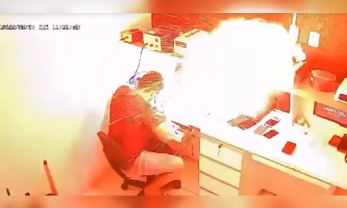 Câmera de segurança grava explosão de celular durante reparo