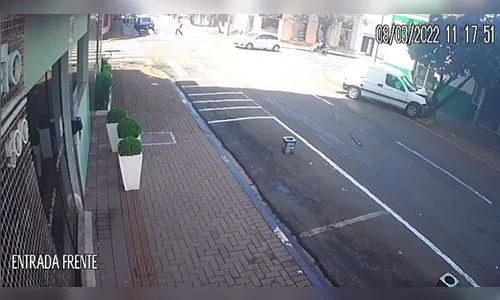 Câmera flagra acidente no centro de Arapongas; assista