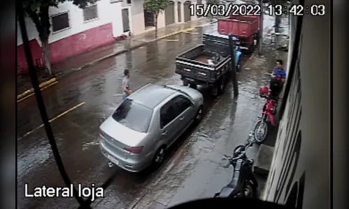 Câmeras identificam homem que achou carteira; dono faz apelo