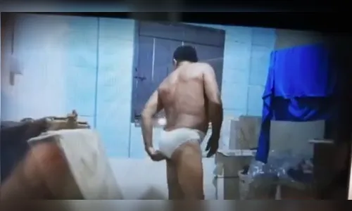 Câmeras registram homem invadindo casa para cheirar e vestir calcinhas