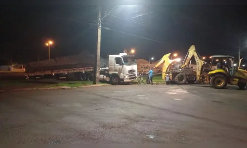 Caminhão fica preso ao tentar atravessar linha férrea; Veja