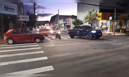 Caminhonete e carro colidem no centro de Arapongas