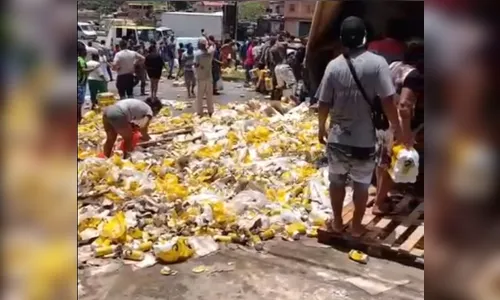 Carreta carregada de cerveja tomba e carga é saqueada