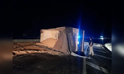 Carreta que transportava soja tomba na BR-376