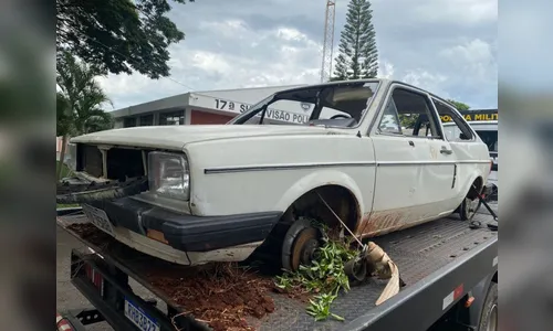 Carro furtado em Apucarana é encontrado sem rodas e peças