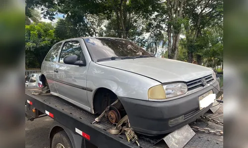 Carro furtado em Apucarana é encontrado sem rodas