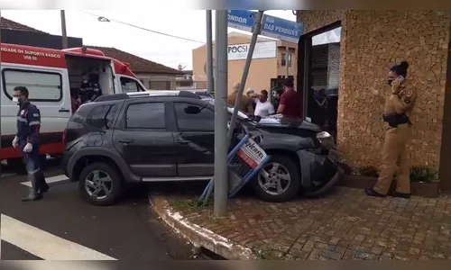 Carros se envolvem em acidente no centro de Arapongas