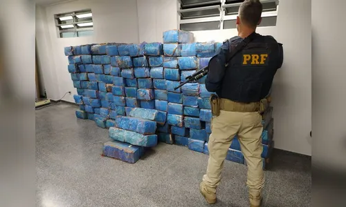 Casal é preso na frente do filho com 2 t de maconha no PR