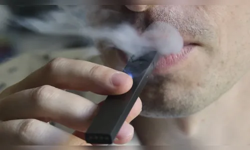 Com venda proibida, cigarro eletrônico é sensação entre os jovens e acende alerta
