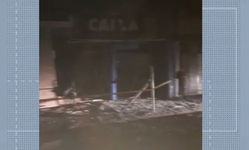 Criminosos explodem agência bancária e confrontam a PM