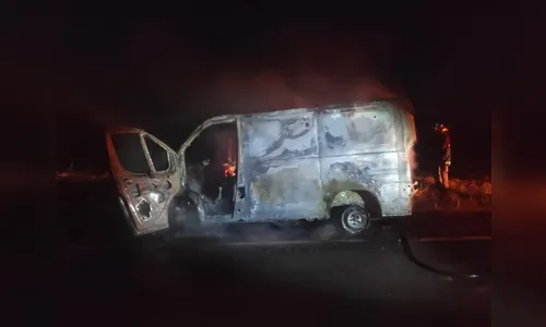 Furgão é totalmente destruído por fogo na Rodovia do Milho