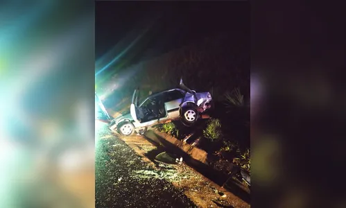 Mulher morre após carro colidir com barranco  na BR-376