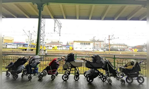 Emocionante: polonesas doam carrinhos para mães ucranianas
