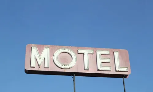 Empresário é agredido por motociclistas em entrada de Motel; Veja