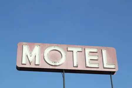 Empresário é agredido por motociclistas em entrada de Motel; Veja