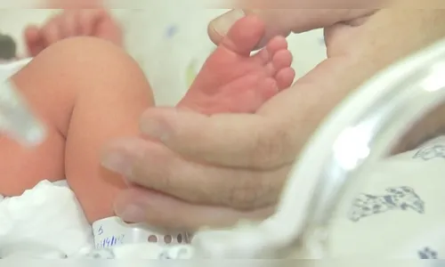 Enfermeira é detida após levar bebê de paciente para casa