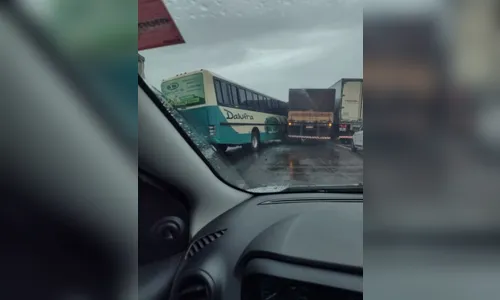 Engavetamento envolve pelo menos 7 veículos na BR-369, no Paraná