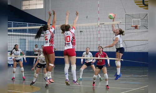 Equipe feminina de vôlei  disputa Campeonato Regional