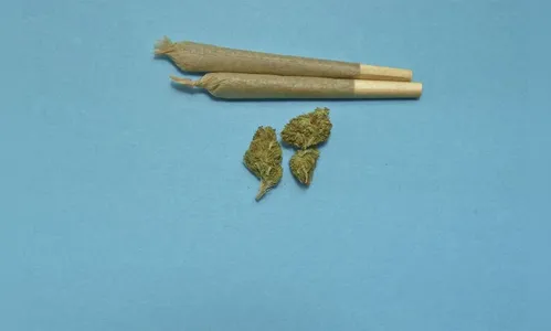 Estudante é pego preparando cigarro de maconha durante aula