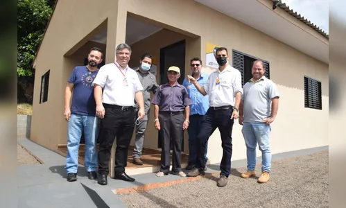 Ex-dono de galo 'preso' em Ivaiporã ganha casa nova