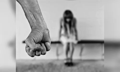 Ex-marido estrangula mulher e foge após a agressão