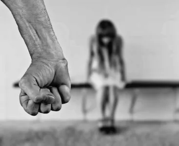 Ex-marido estrangula mulher e foge após a agressão