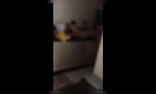 Família encontra homem nu dormindo em cima da pia da cozinha