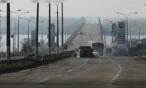 Forças militares russas tomam o controle de Kherson