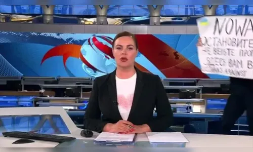 Funcionária invade programa russo em protesto contra guerra