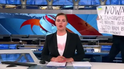 Funcionária invade programa russo em protesto contra guerra