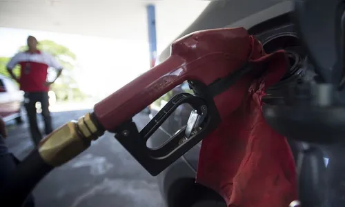 Governo discute congelamento de preços de combustíveis