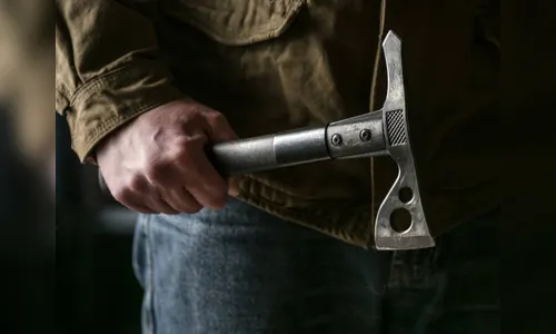 Homem agride idosa e usa machado para ameaçá-la