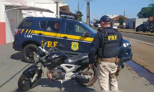 Homem é preso com moto furtada desde 2021 em Arapongas