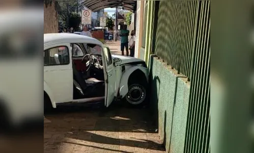 Homem furta Fusca e bate em muro durante a fuga em Apucarana