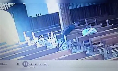 Homem furta bolsa de mulher que rezava em igreja; vídeo