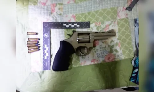 Homem não mostra mensagens no celular e leva tiro da esposa