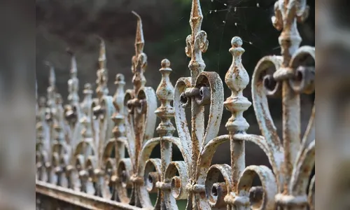 Homem tenta pular portão da própria casa e fica ferido