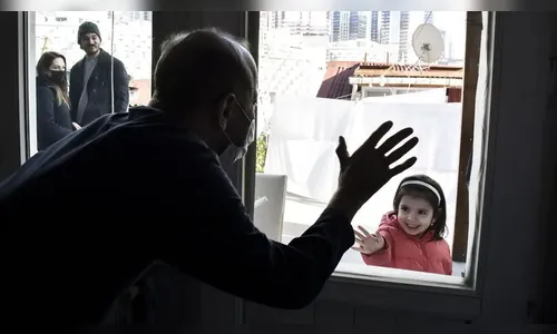 Homem testa positivo para covid 78 vezes durante 14 meses