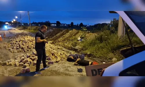 Homens tentam furtar paralelepípedos e acabam presos