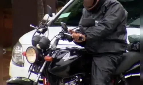 Motociclista é flagrado mexendo no celular enquanto pilotava
