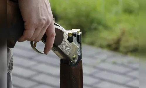 Homem ameaça dono de bar e leva tiro nas nádegas