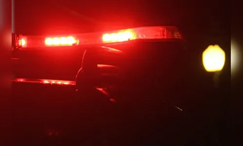 Homem é preso ao tentar arremessar celulares para detentos