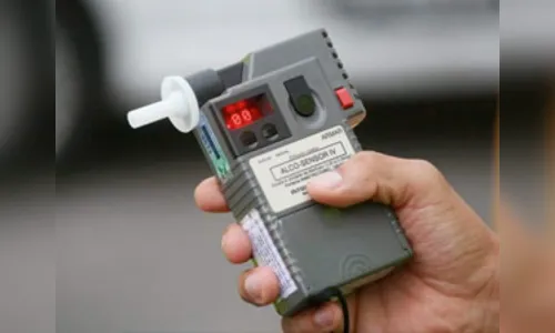 Mulher briga com namorado, bate no carro dele e é presa por embriaguez