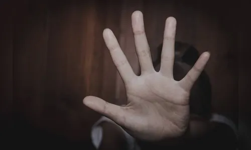 Marido chega mais cedo do trabalho, agride mulher e é preso