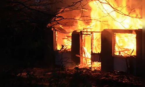 Casa de alvenaria é consumida pelo fogo em Ivaiporã