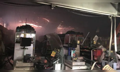 Incêndio destrói supermercado em Londrina nesta madrugada