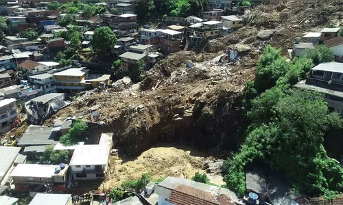 Irmãos cavam a terra em busca do pai em Petrópolis