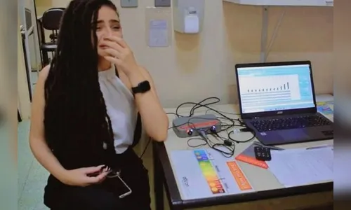 Jovem escuta voz da mãe após 7 anos de surdez