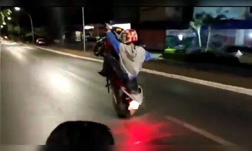 Jovem sem CNH é flagrado empinando moto em Apucarana