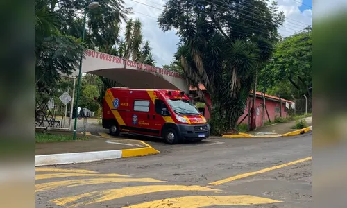 Jovem sofre queda de moto durante aula de direção